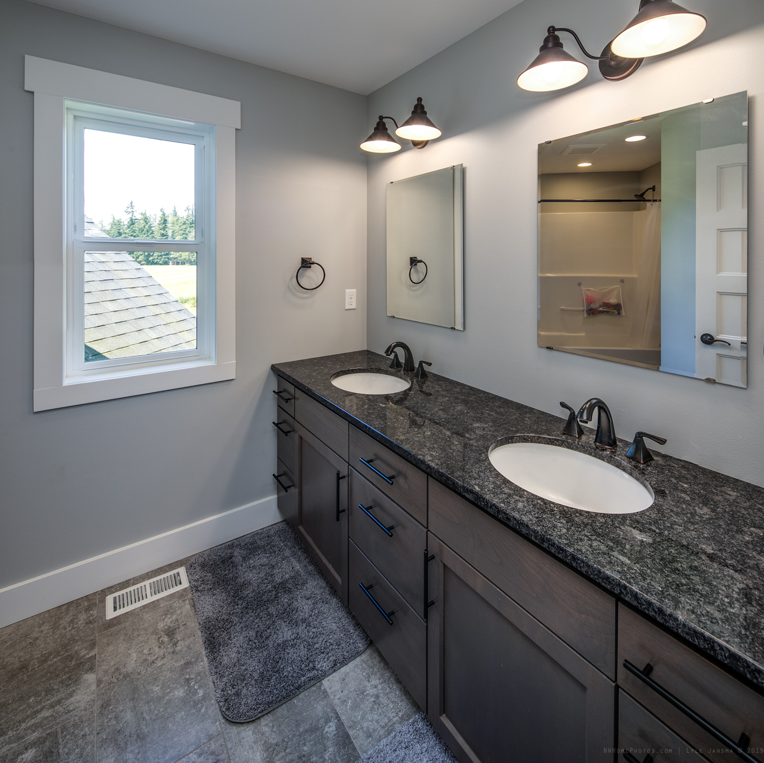 Contemporary Farmhouse 824