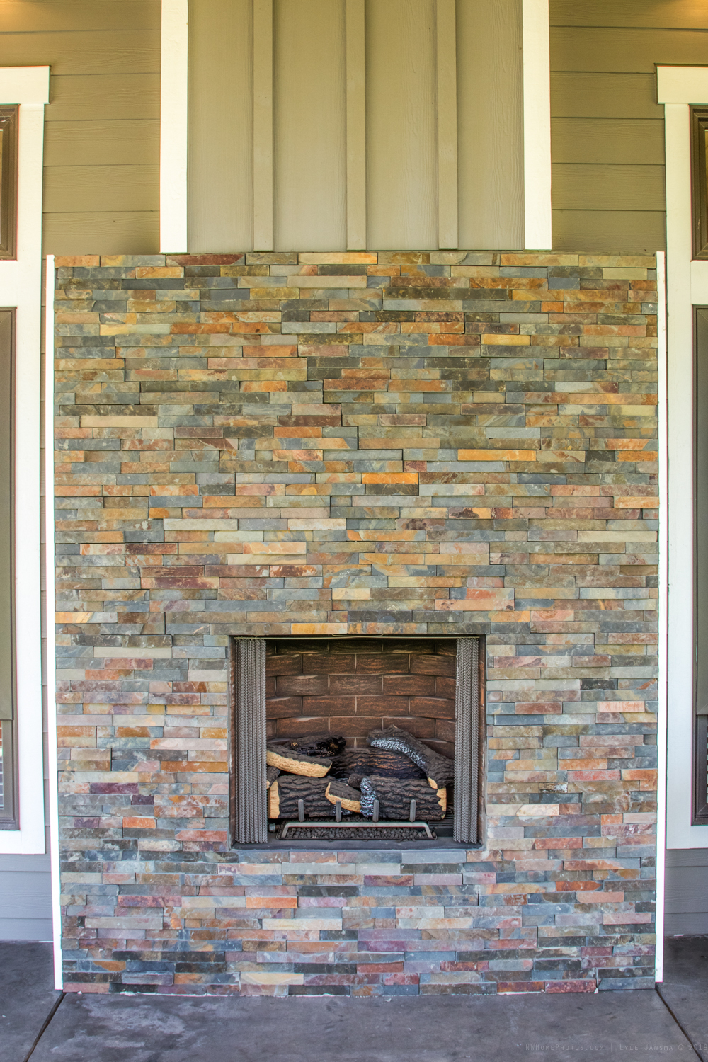 Contemporary Farmhouse 824