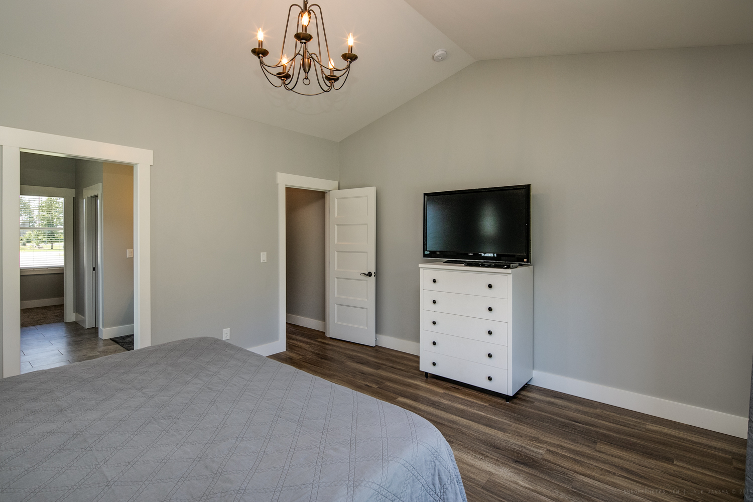 Contemporary Farmhouse 824