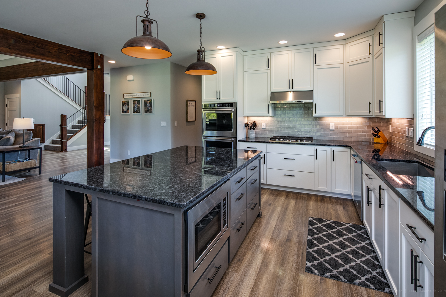 Contemporary Farmhouse 824