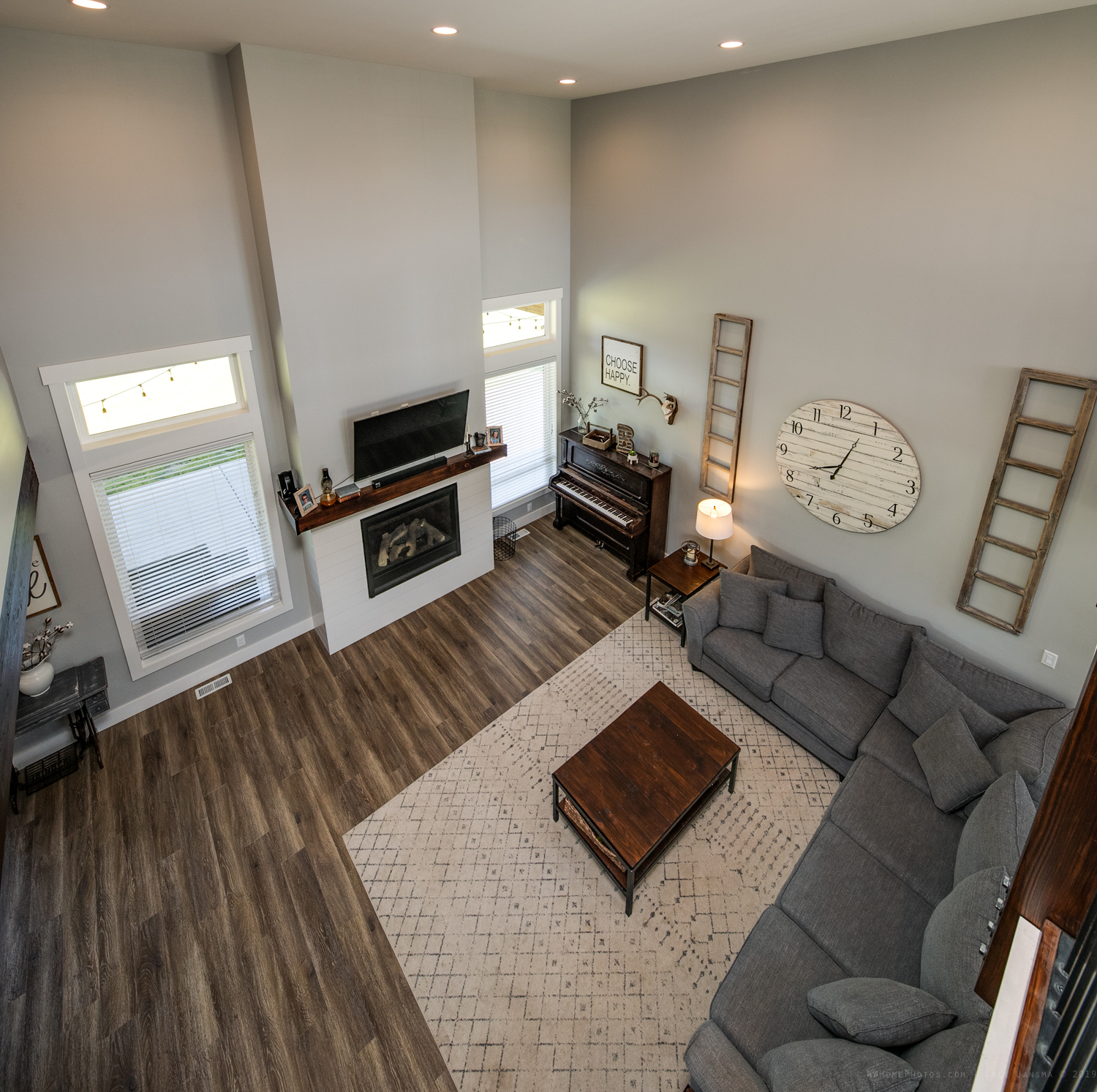 Contemporary Farmhouse 824
