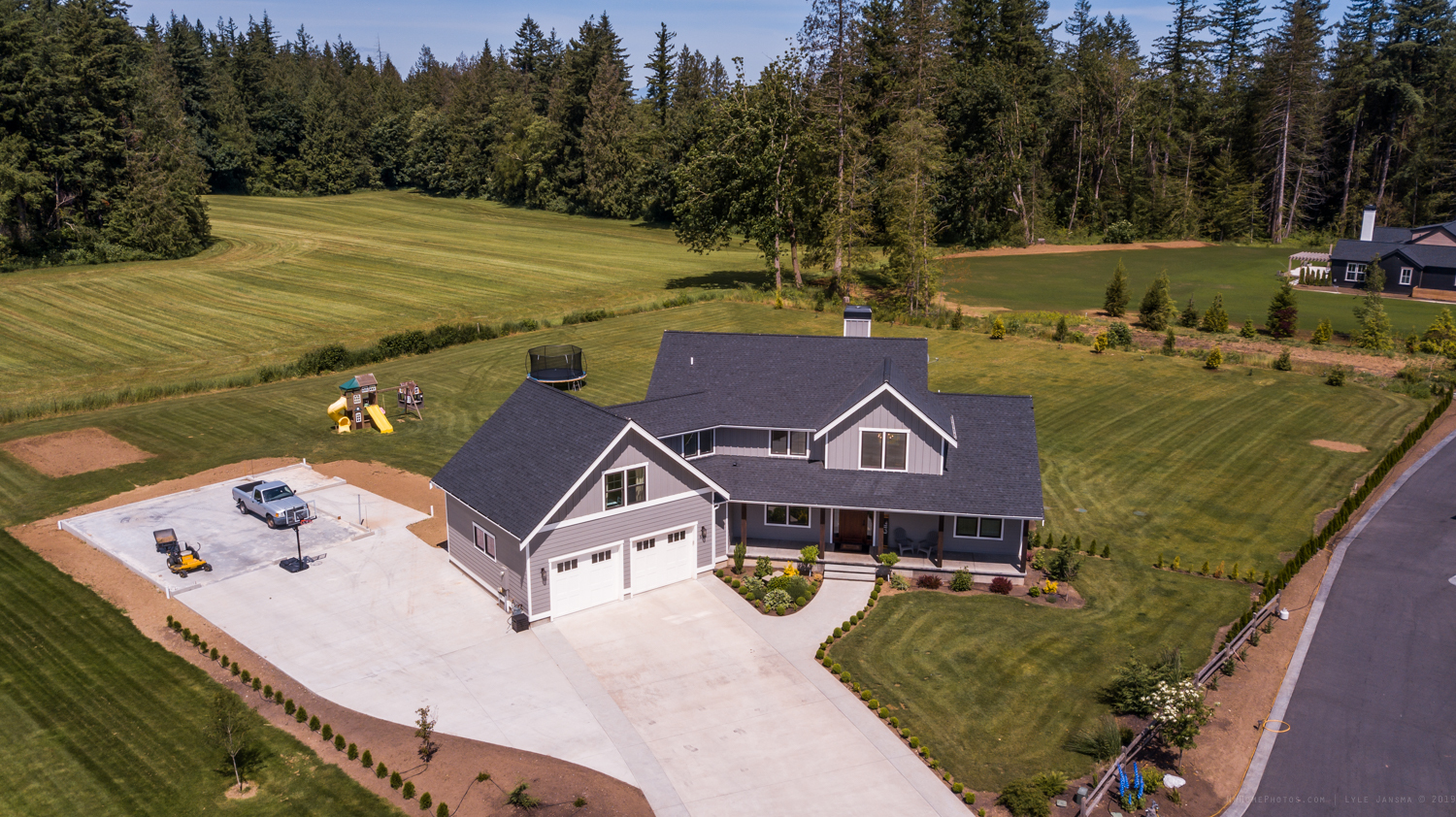 Contemporary Farmhouse 824