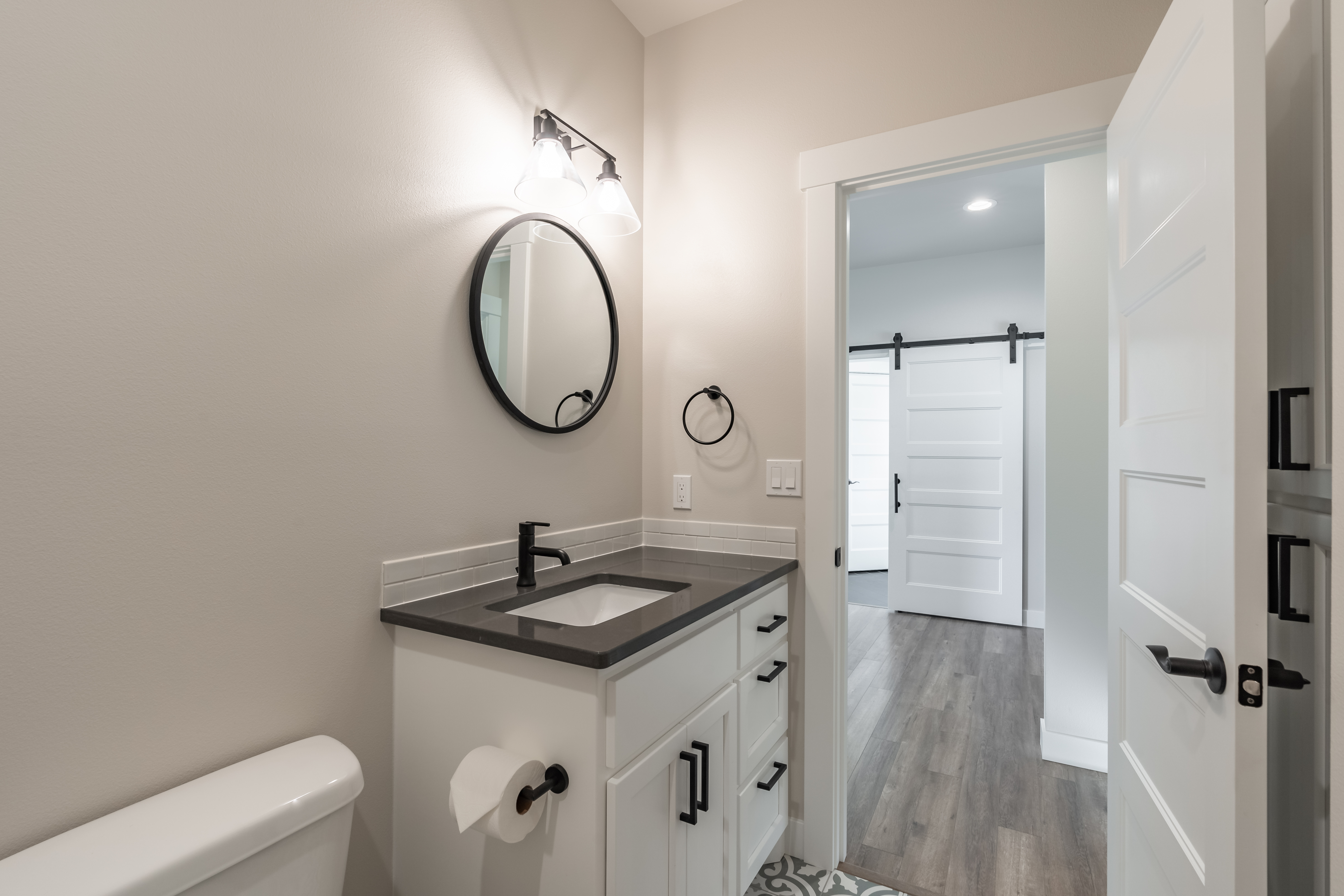 Contemporary Farmhouse 823