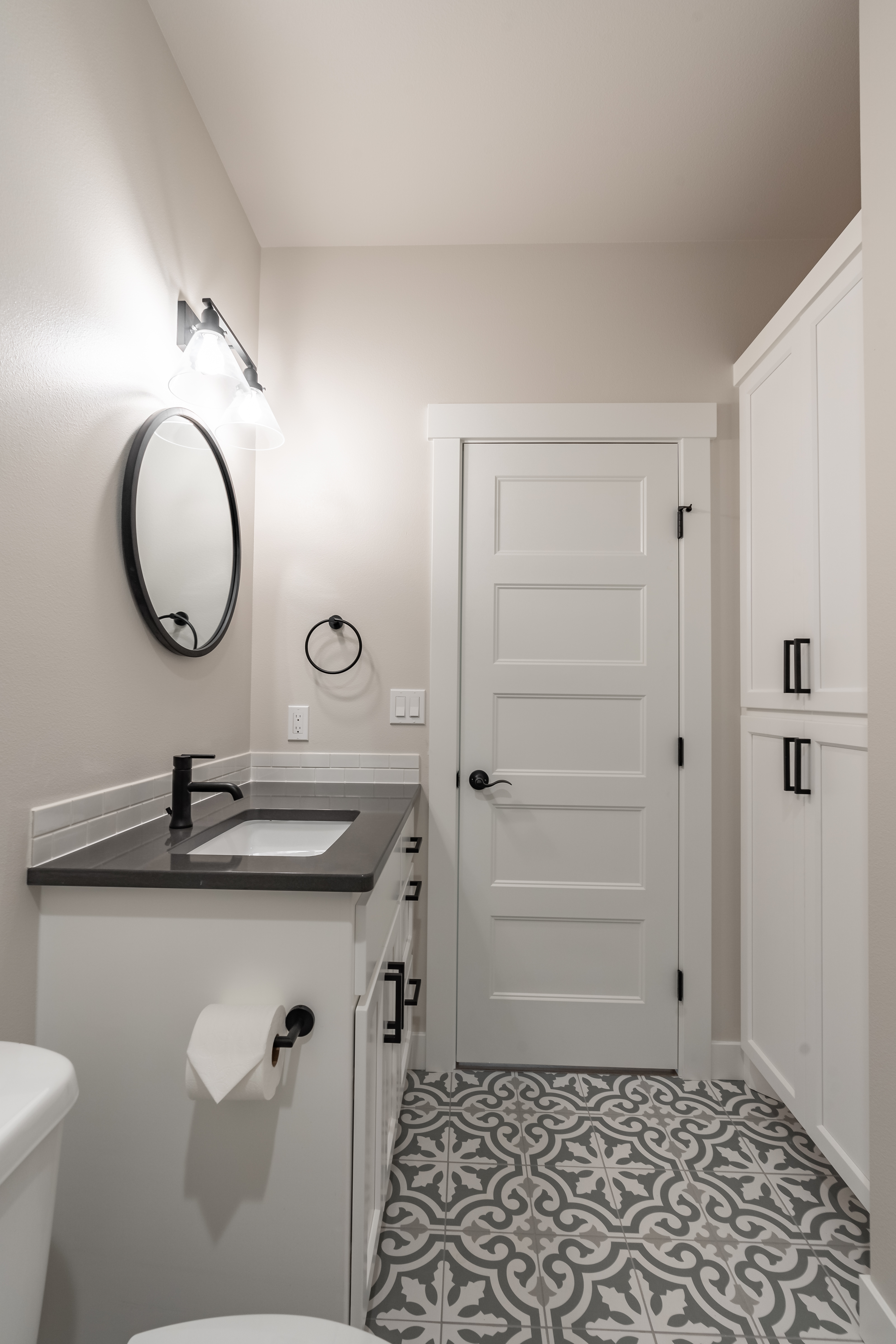 Contemporary Farmhouse 823