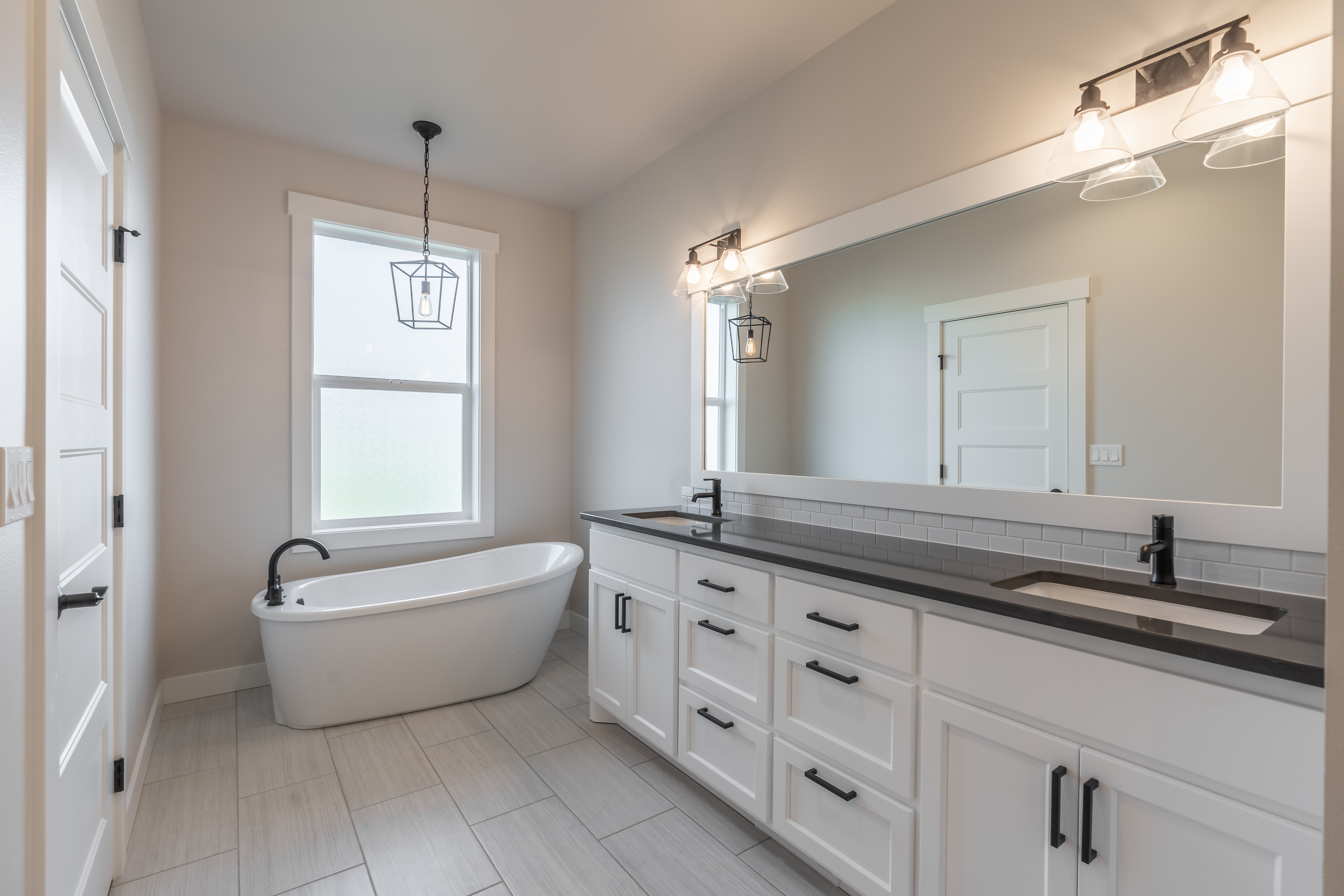 Contemporary Farmhouse 823
