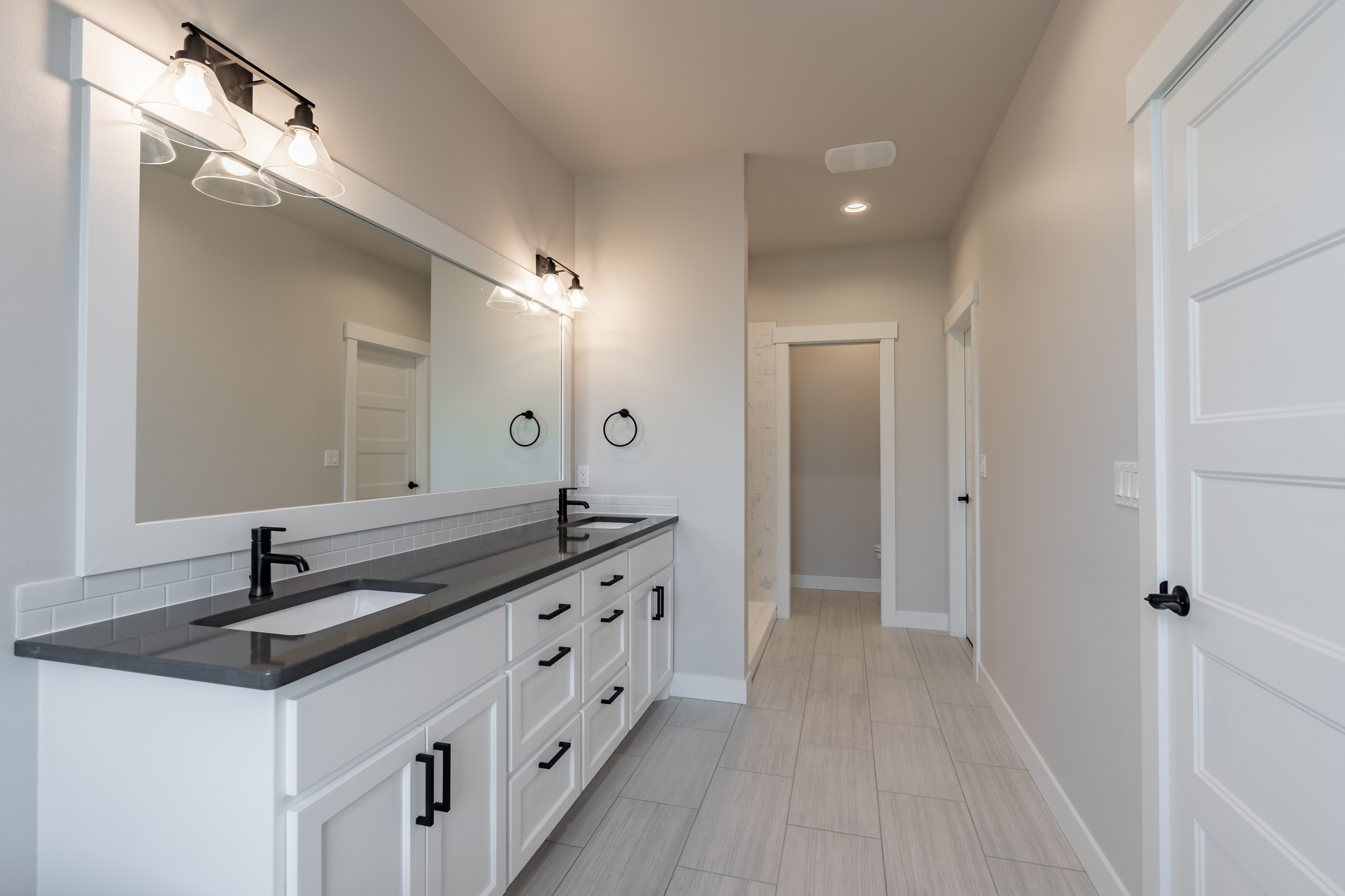 Contemporary Farmhouse 823