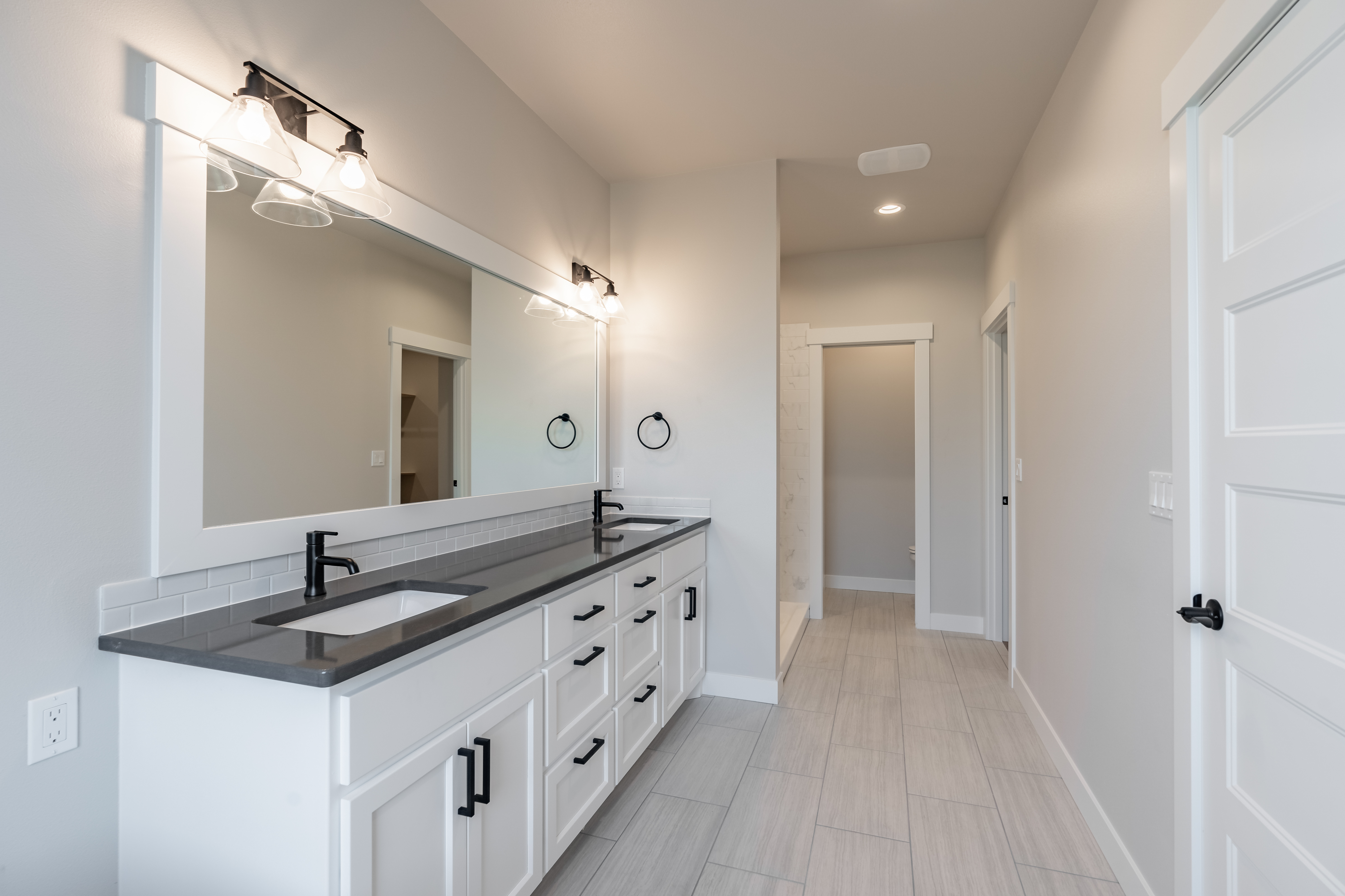 Contemporary Farmhouse 823