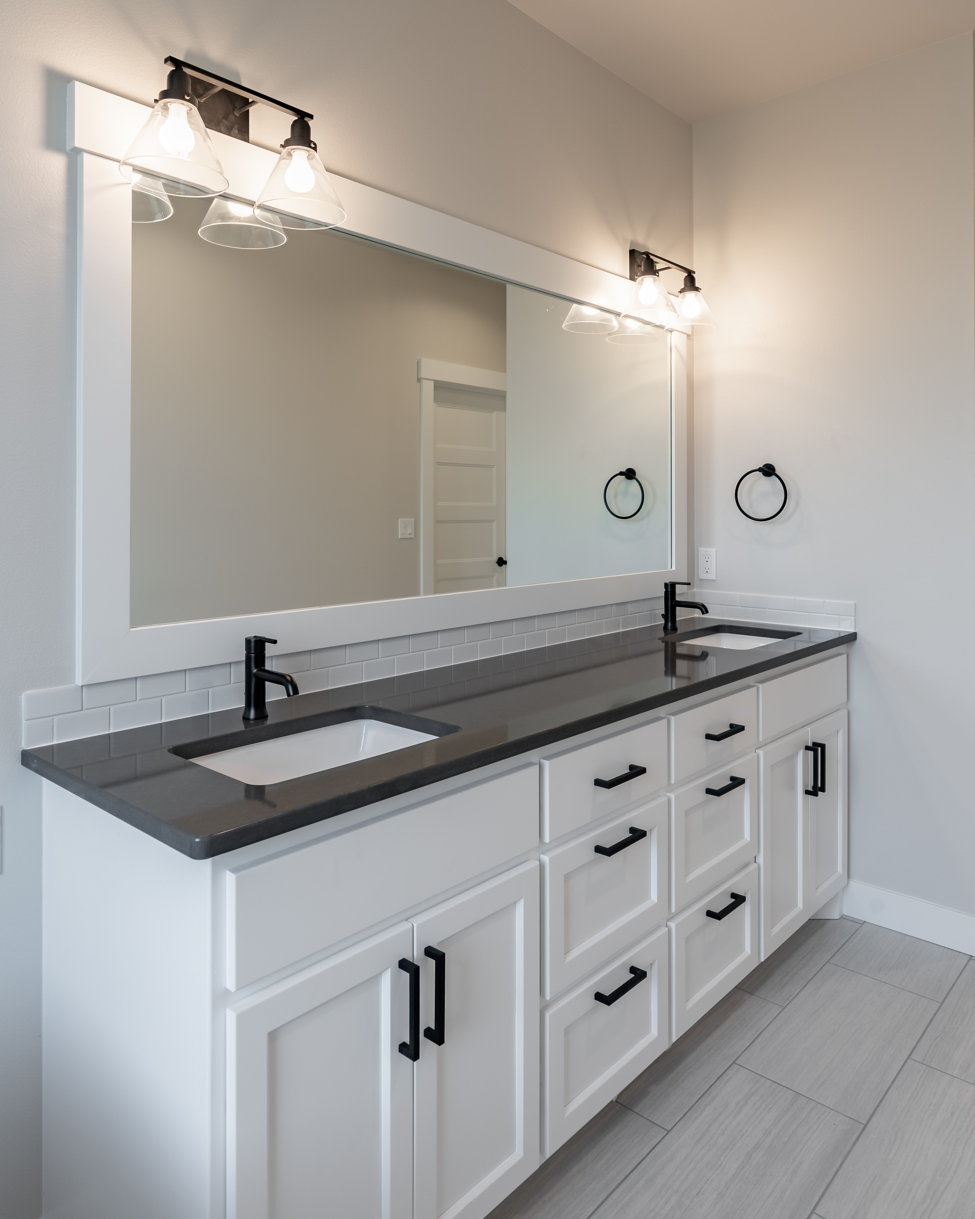 Contemporary Farmhouse 823