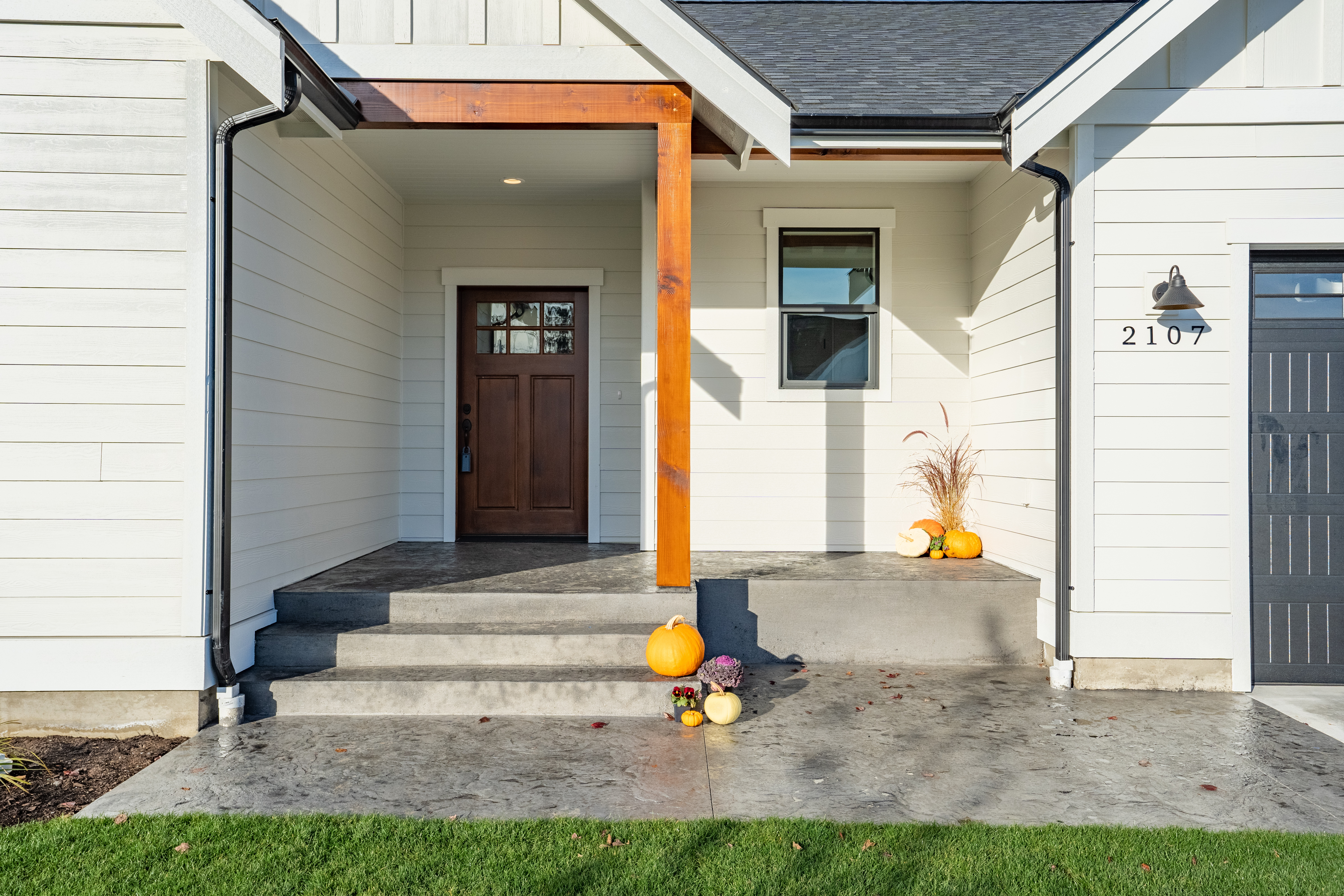 Contemporary Farmhouse 823