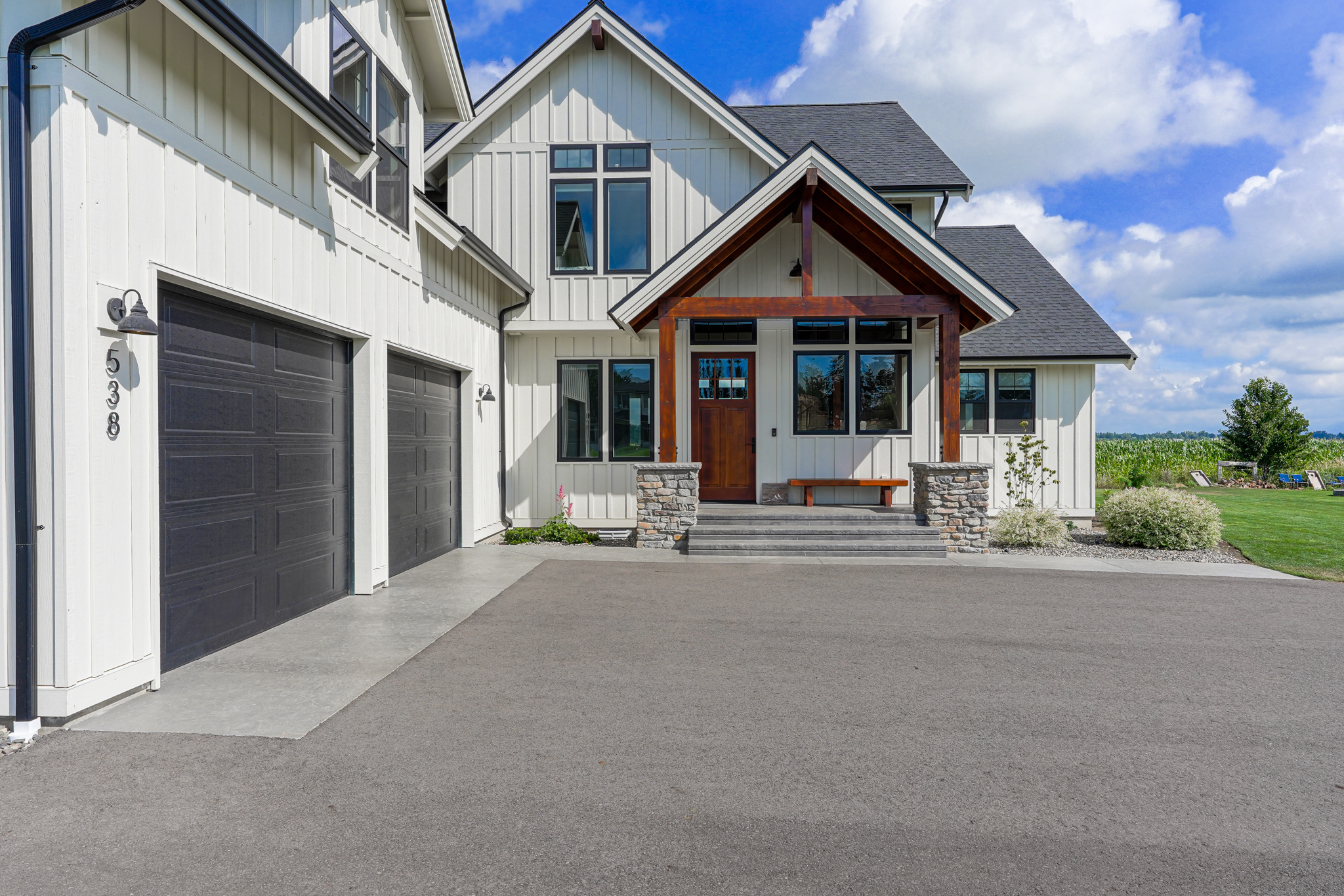 Contemporary Farmhouse 845