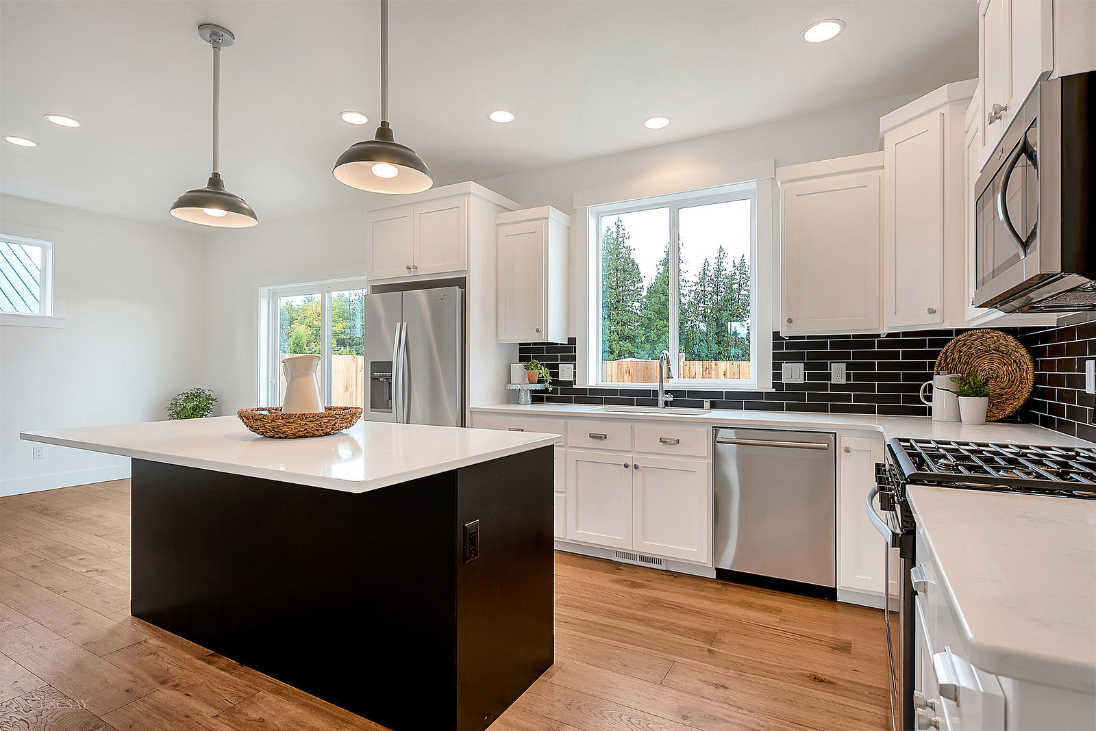 Contemporary Farmhouse 806