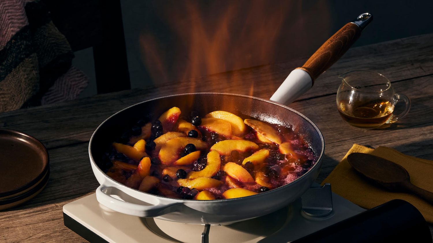 Signature Round Fry Pan 10.25 In Wood Handle Sea Salt, 10.25 in | Le Creuset