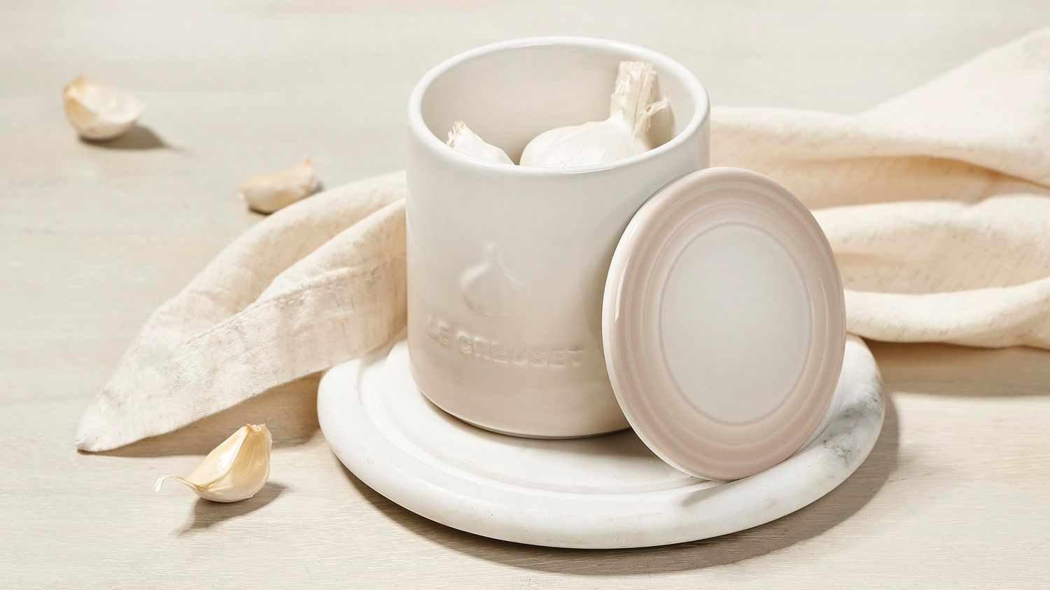 Signature Garlic Keeper - Meringue, 14 oz. | Le Creuset