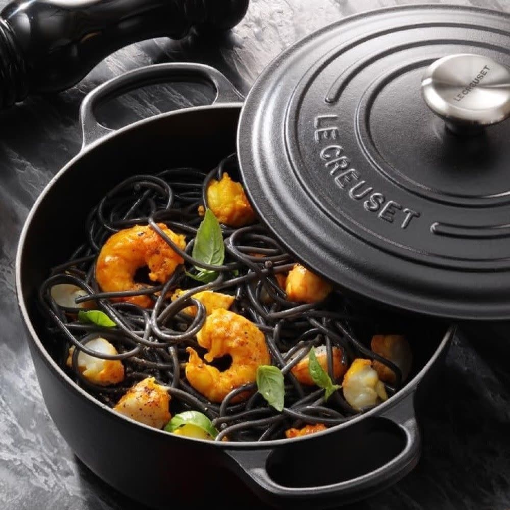 Signature Round Dutch Oven - Licorice 7.25 qt. | Le Creuset