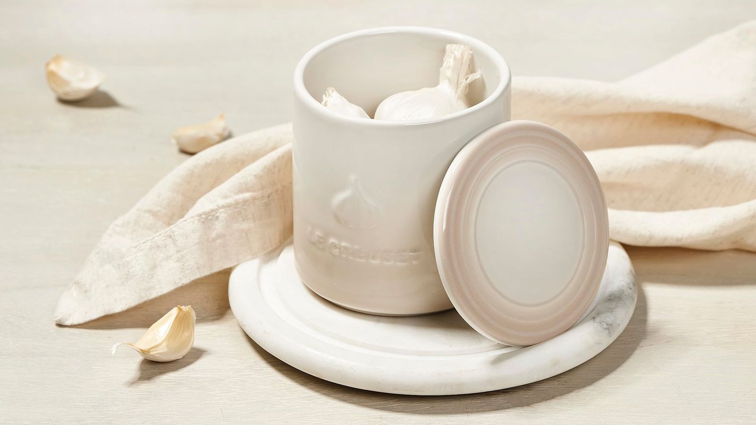 Signature Garlic Keeper - Meringue 14 oz. | Le Creuset