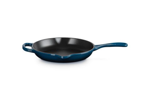 Signature Iron Handle Skillet - Nuit 9" (1-3/8 qt.) | Le Creuset