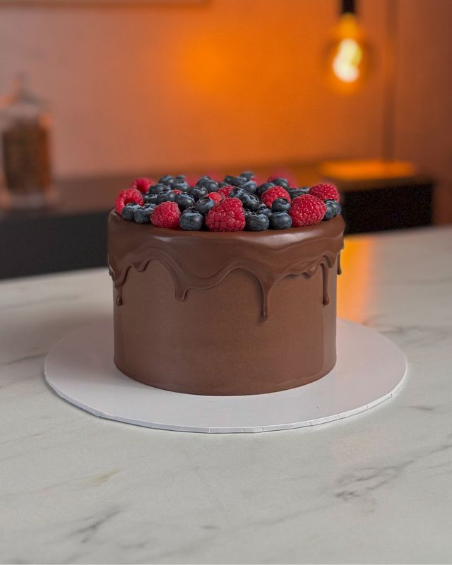 Tort Wegański Czekoladowo-Owocowy