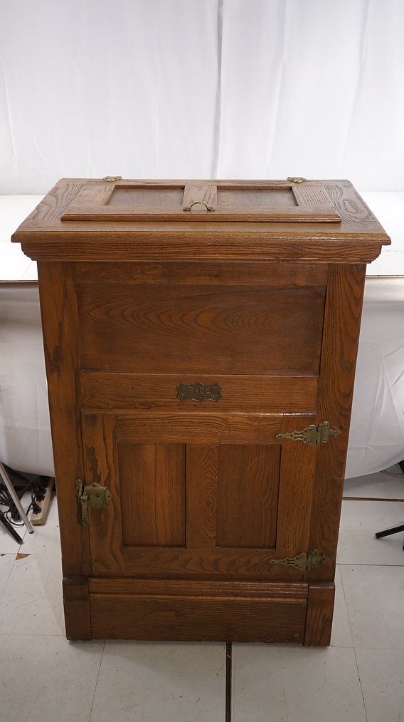 Oak Leader Ice Box Mfg By Simmons Hardware Co 19&quot; x 41.5&quot; x 28.5&quot;