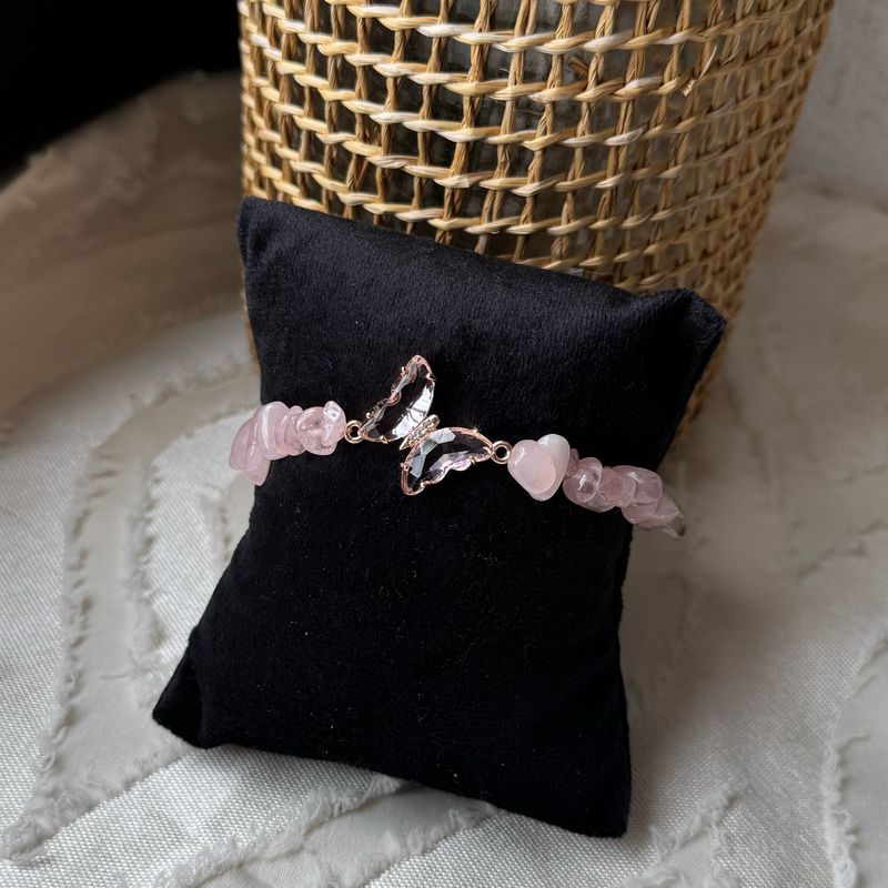 Rosé Wings – Edelsteinarmband mit Rosenquarz & filigranem Schmetterlingsanhänger | Boho Schmuck | Geschenk für Frauen