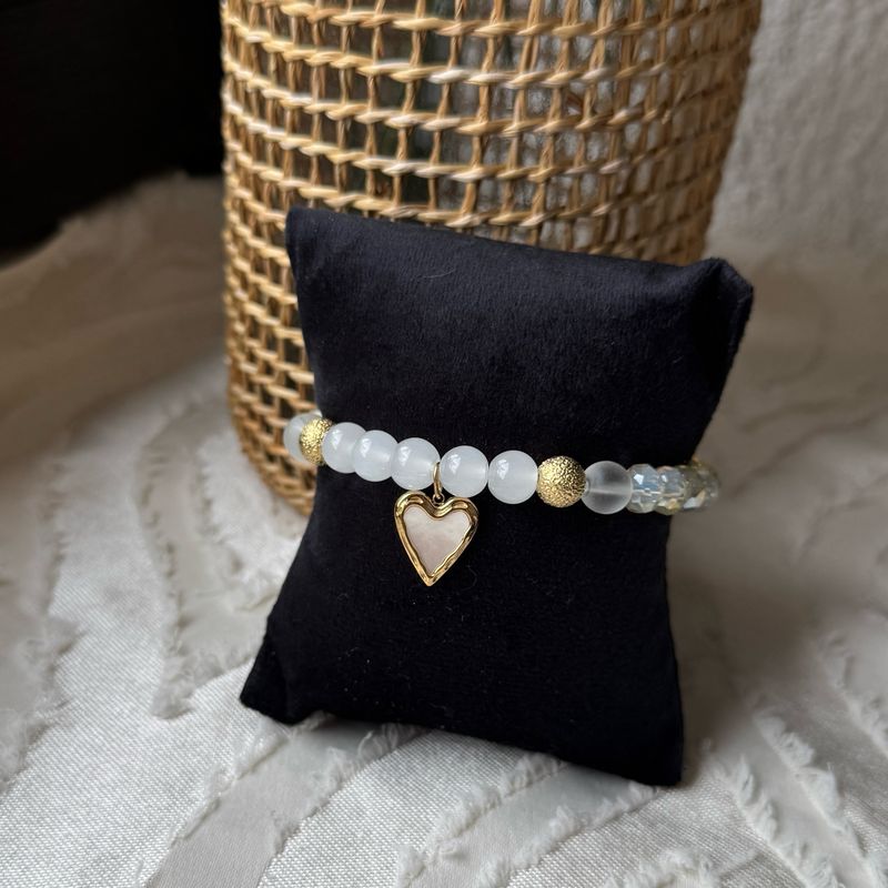 Golden Heart Glow – Armband mit weißem Mondstein, Kristallperlen & Herzanhänger | Stretch-Armband mit goldenen Akzenten | Geschenkidee für sie