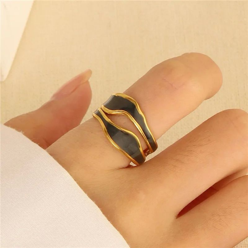 Midnight Tide – Edelstahl Ring mit schwarz-goldenem Wellen-Design