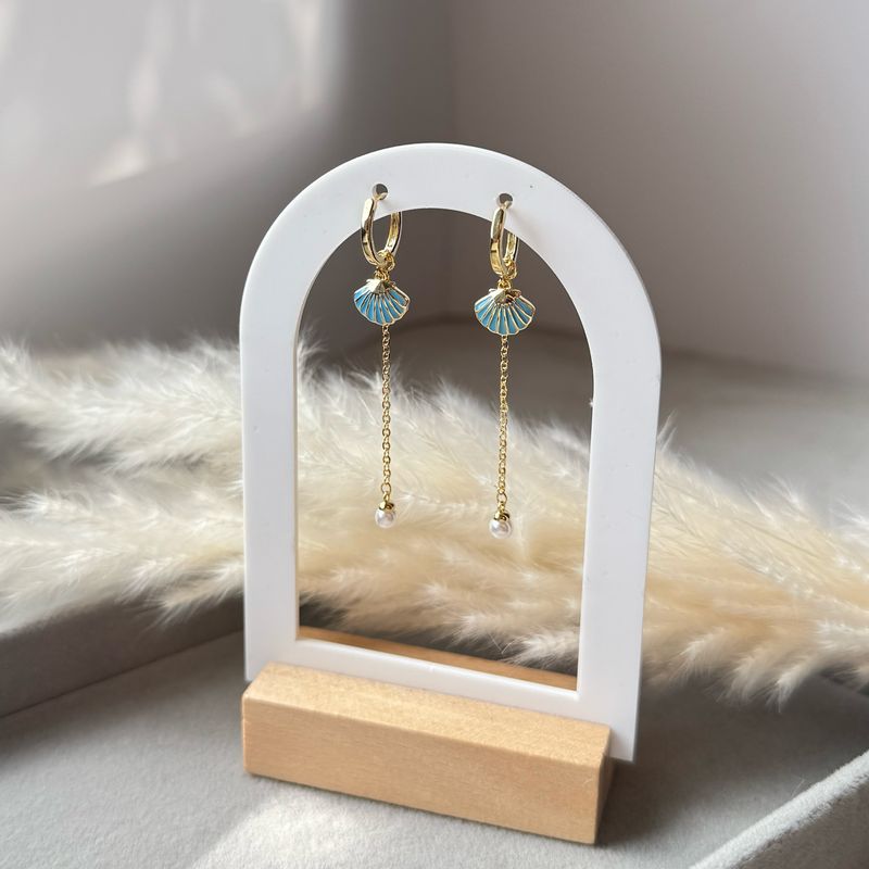 Sea Breeze – Goldene Muschel Ohrringe mit Perlen