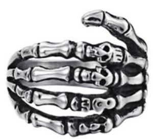 R104 Skull Fingers Ring