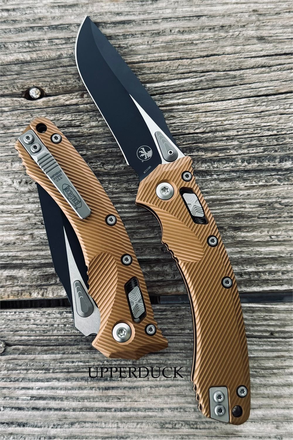 Microtech Amphibian RAM-LOK Manual Folder – Black Standard Edge Blade, Tan Aluminum Handle (137RL-1FLTA)