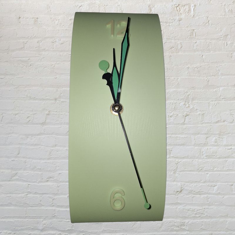 Design Wanduhr hellgrün matt , halbrund – Stilvolle Präzision für Ihr Zuhause
