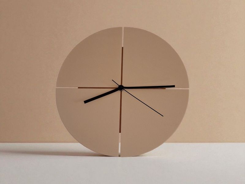 Elegante Funk-Wanduhr in Beige – Ø 30 cm