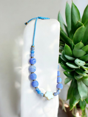 Bransoletka z agatem błękitnym i kwiatkiem z masy perłowej