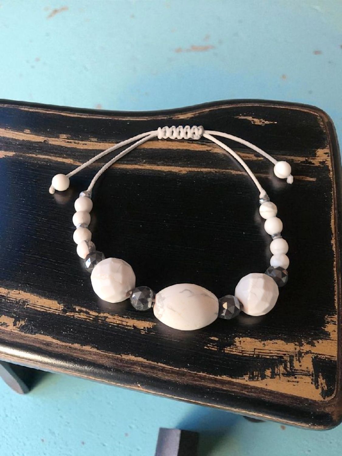 Bransoletka z howlitem białym i hematytem