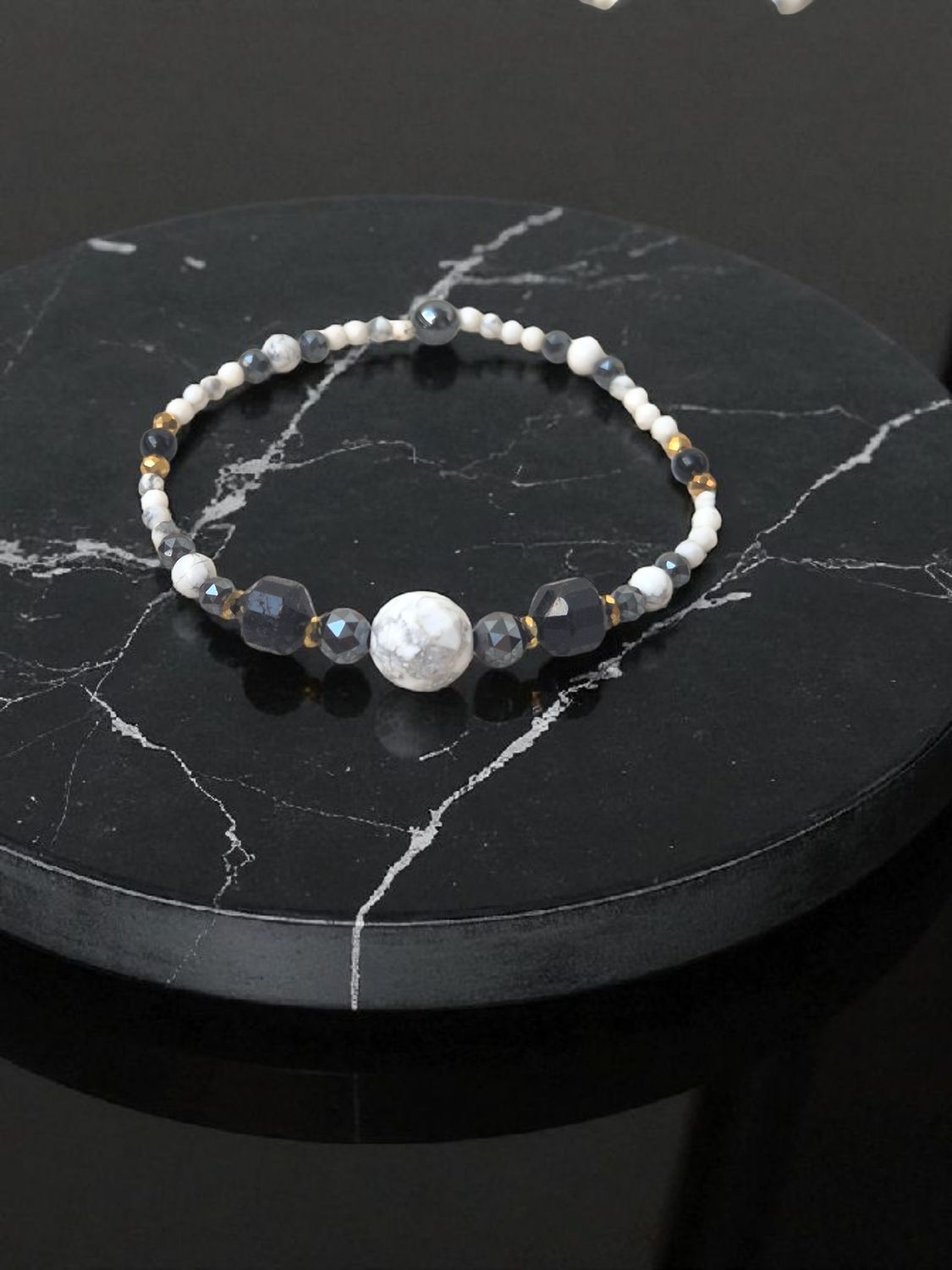 Bransoletka z czarnym turmalinem i białym howlitem