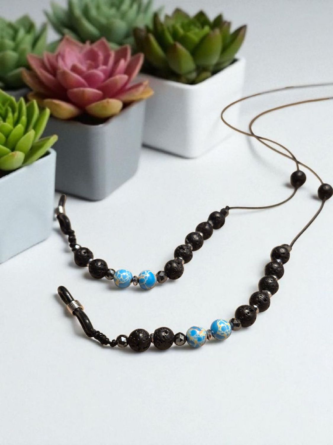 Sznureczek do okularów z lawą wulkaniczną i jaspisem niebieskim