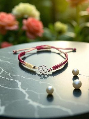 Bransoletka pleciona ze srebrną koniczyną