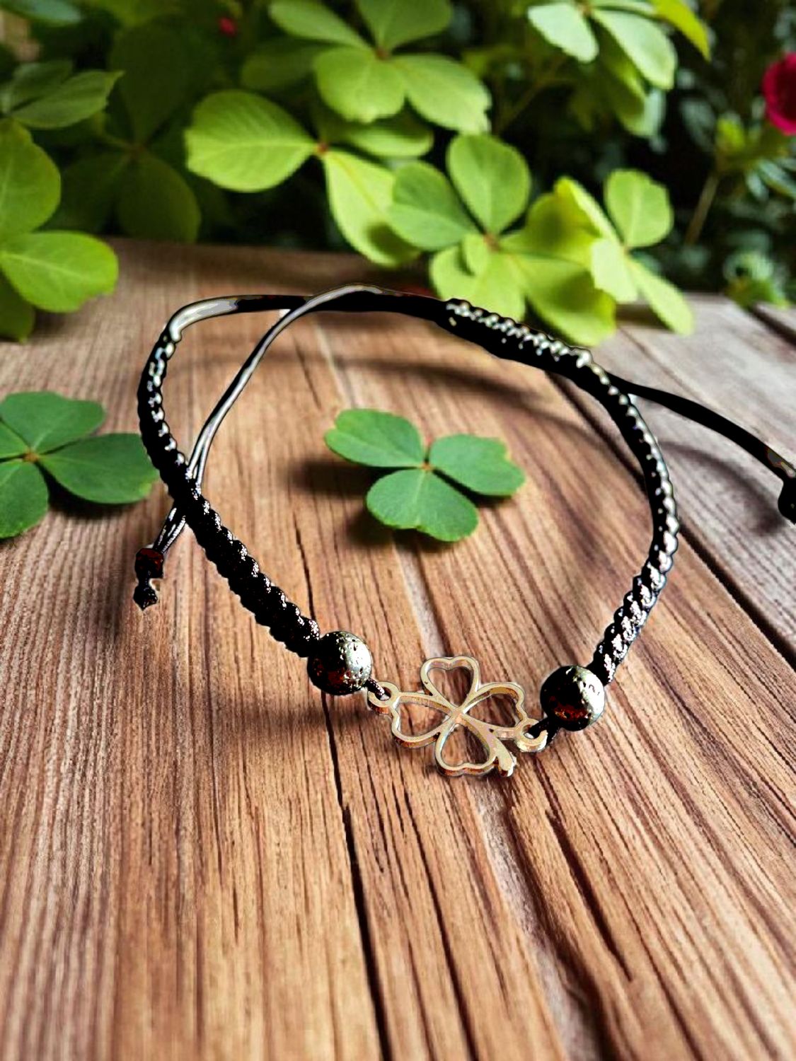 Bransoletka pleciona ze srebrną koniczyną i lawą czarna