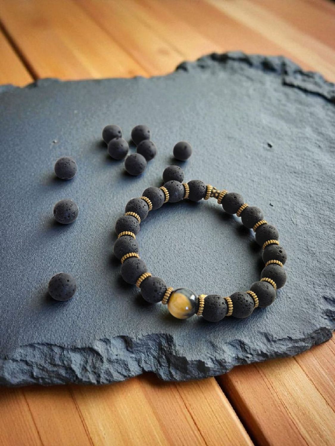 Bransoletka męska z lawą wulkaniczną i tygrysim okiem