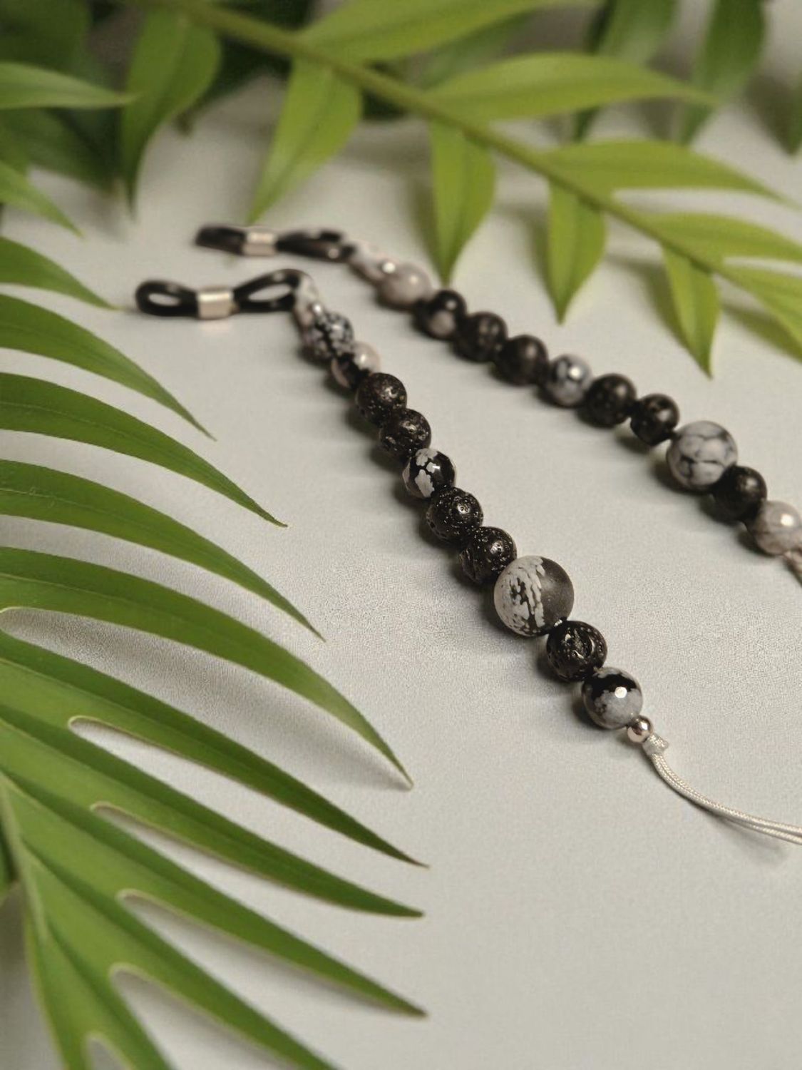 Sznureczek lawą wulkaniczną i obsydianem śnieżnym