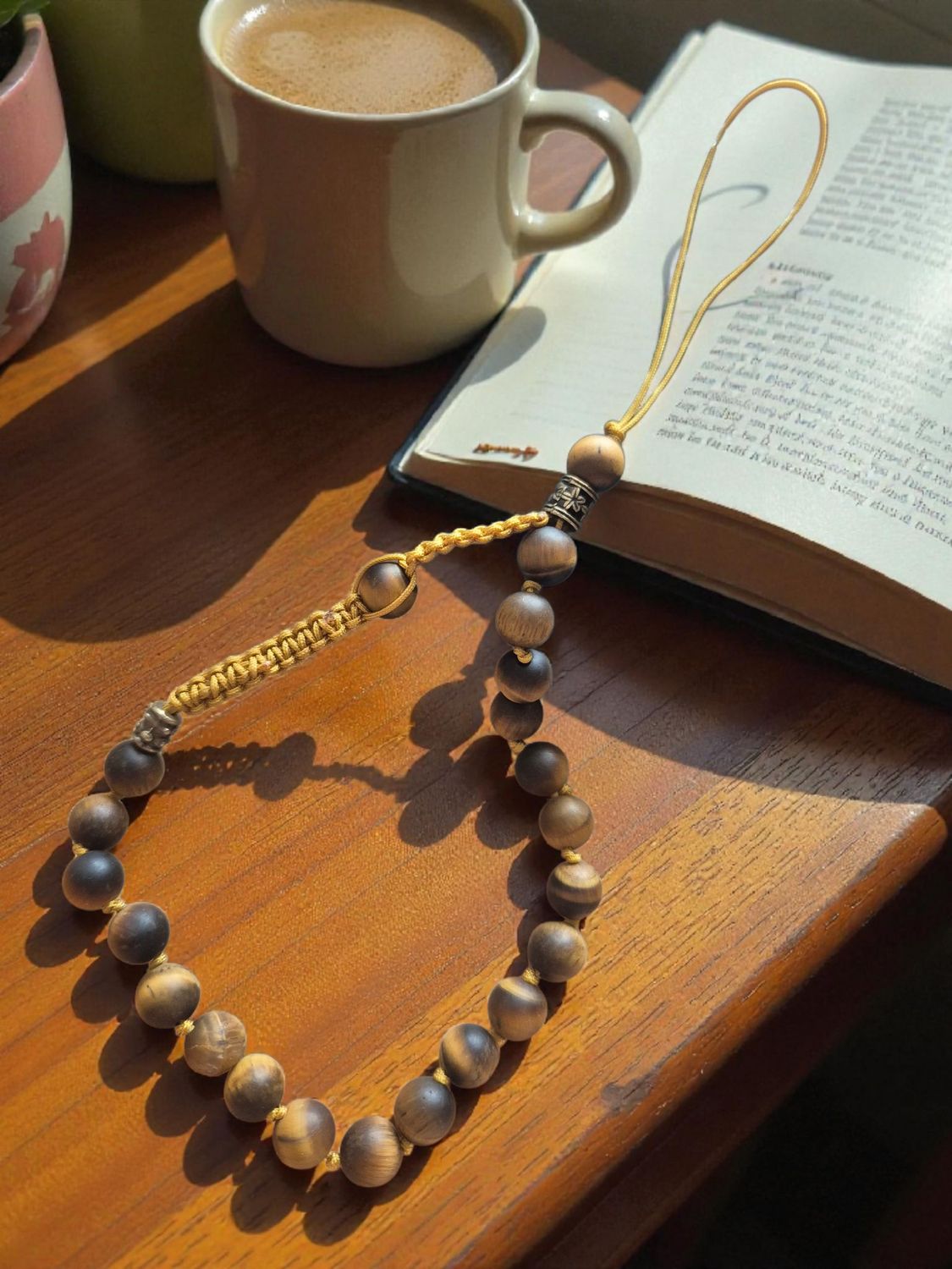 ​Brelok do telefonu z tygrysim okiem i plecionką