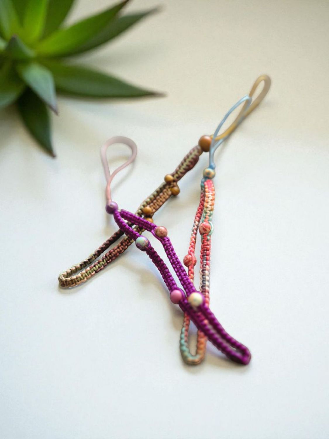 Brelok do telefonu - zaplecione kamienie