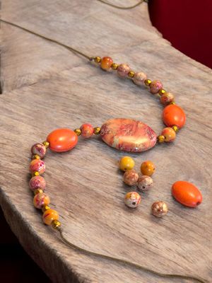 Bransoletka z jaspisem pomarańczowym i howlitem