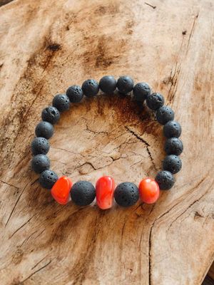 Bransoletka z koralem czerwonym i lawą wulkaniczną
