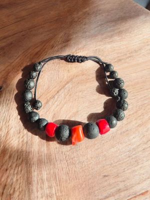 Bransoletka z koralem czerwonym i lawą wulkaniczną