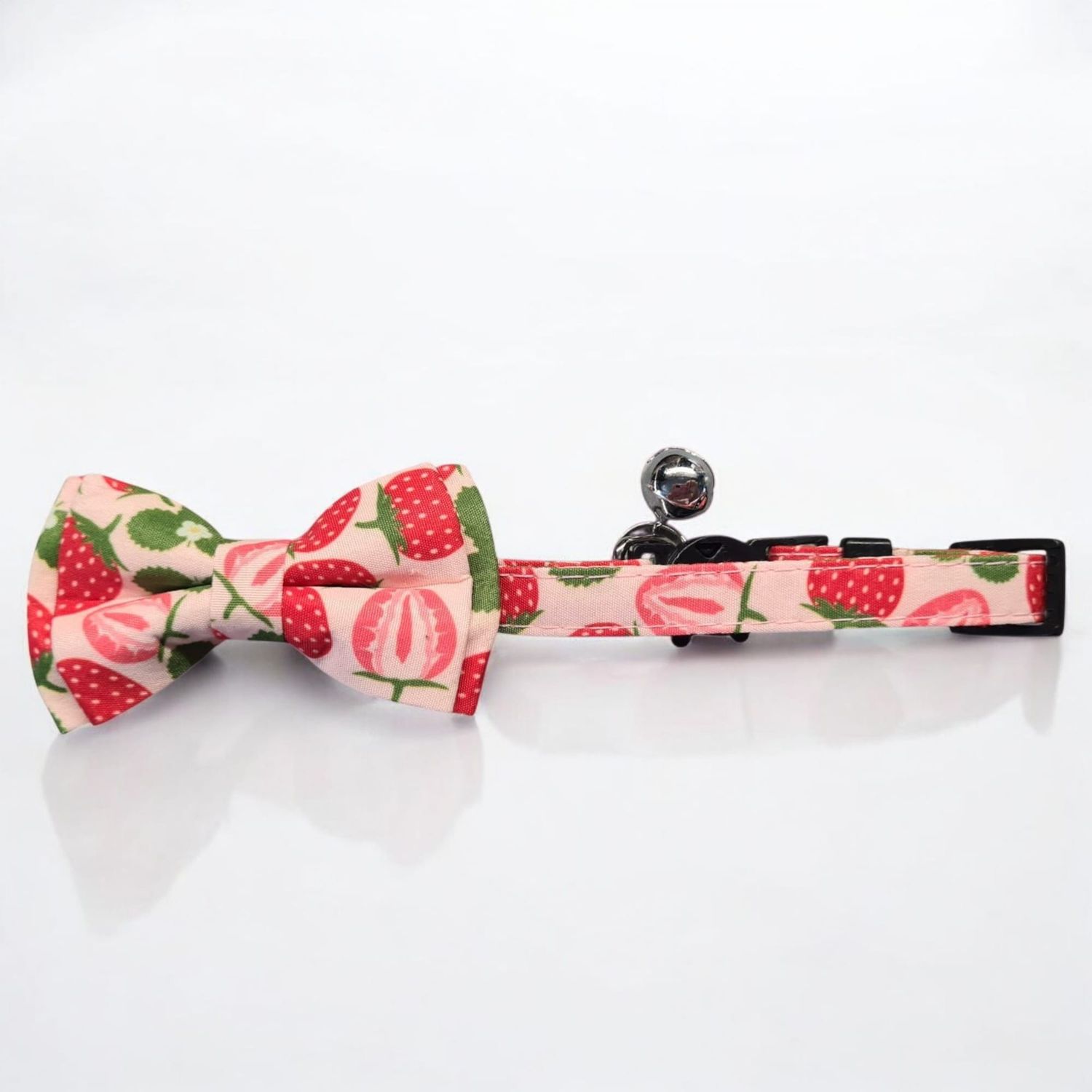 Muszka dla kota truskawka