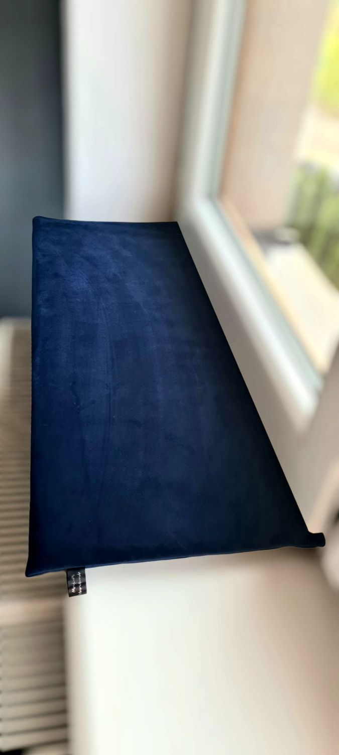 Parapetnik dla kota Velvet Dream - aksamitne legowisko na parapet premium | Meylumi