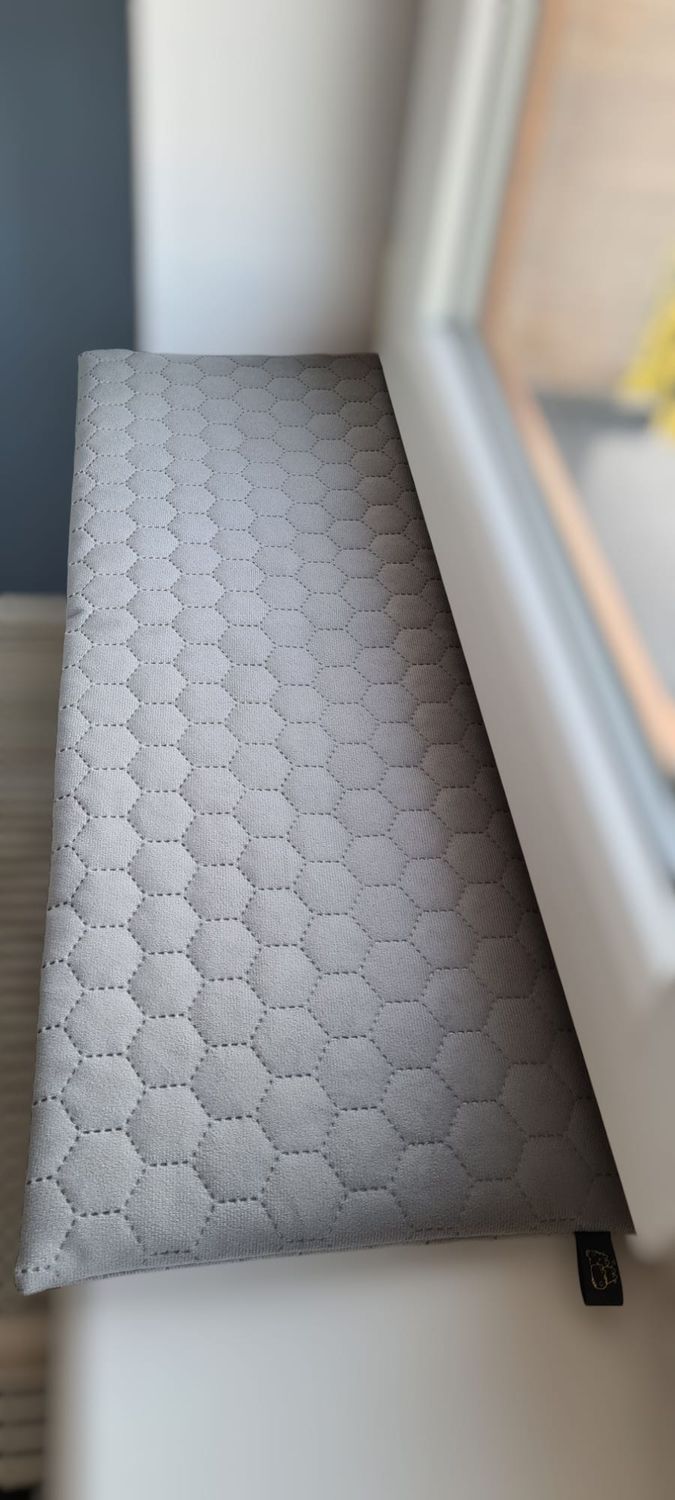 Parapetnik dla kota Honey Naps - aksamitne legowisko na parapet | Meylumi