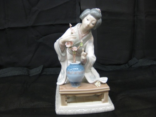 Lladro Oriental Lady With Vase