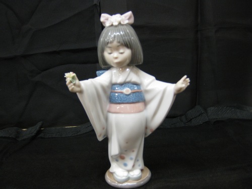 Lladro Little Girl with Open Arms