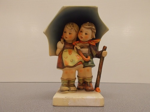 Hummel Boy Girl Under Umbrella