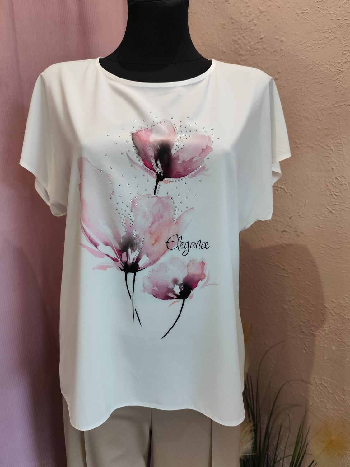 Bluzka damska z kwiatowym nadrukiem i napisem „Elegance”